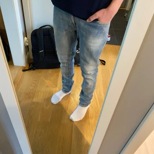 Ljusblå Nudie Jeans - Säljer nu ett par riktigt feta Nudie Jeans med en riktigt snygg ljusblå tvätt🤩Jeansen är i mycket bra skick och de har inga defekter💯👍Modellen är skinny Lin men de sitter slim🤩🥳Vid frågor och funderingar är det bara att skriva📱✉️