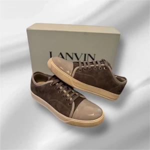 Gråa Lanvin skor  - Tja, säljer dessa stilrena och snygga skor ifrån Lanvin! ☺️ skick använda men inte så många gånger (9/10) dom är lite smutsiga, men tvätta dom så blir dom som nya igen. inga skador på skorna. (Köpta på NK)   Storlek UK6 sitter som 40-41  Nypris 5500kr  Topp skick på dom 9/10  Allt OG med följer vid köp  pris kan diskuteras vid snabba affärer  Skriv för frågor eller funderingar ☺️