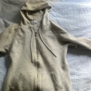 Kashmir hoodie - Jättefin 100% Kashmir zip från davida. Storlek medium utan några som helst defekter förutom lappen som sitter lite löst (bild 2). Kom med bud!!