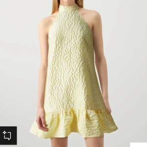 Gul klänning - Snygg klänning från Selected Femme! Aldrig använd.