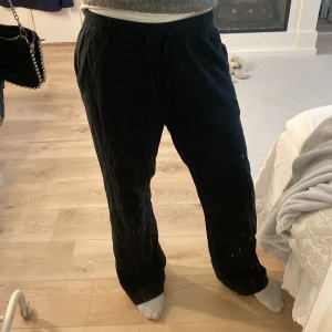 Linnebyxor  - Snygga svarta linnebyxor. Säljer ett par vita också