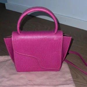 Rosa mini axelväska från ATP Atelier - Säljer en snygg rosa mini axelväska från ATP Atelier💗💕 använd vid ett tillfälle 💗 Nypris 4499kr