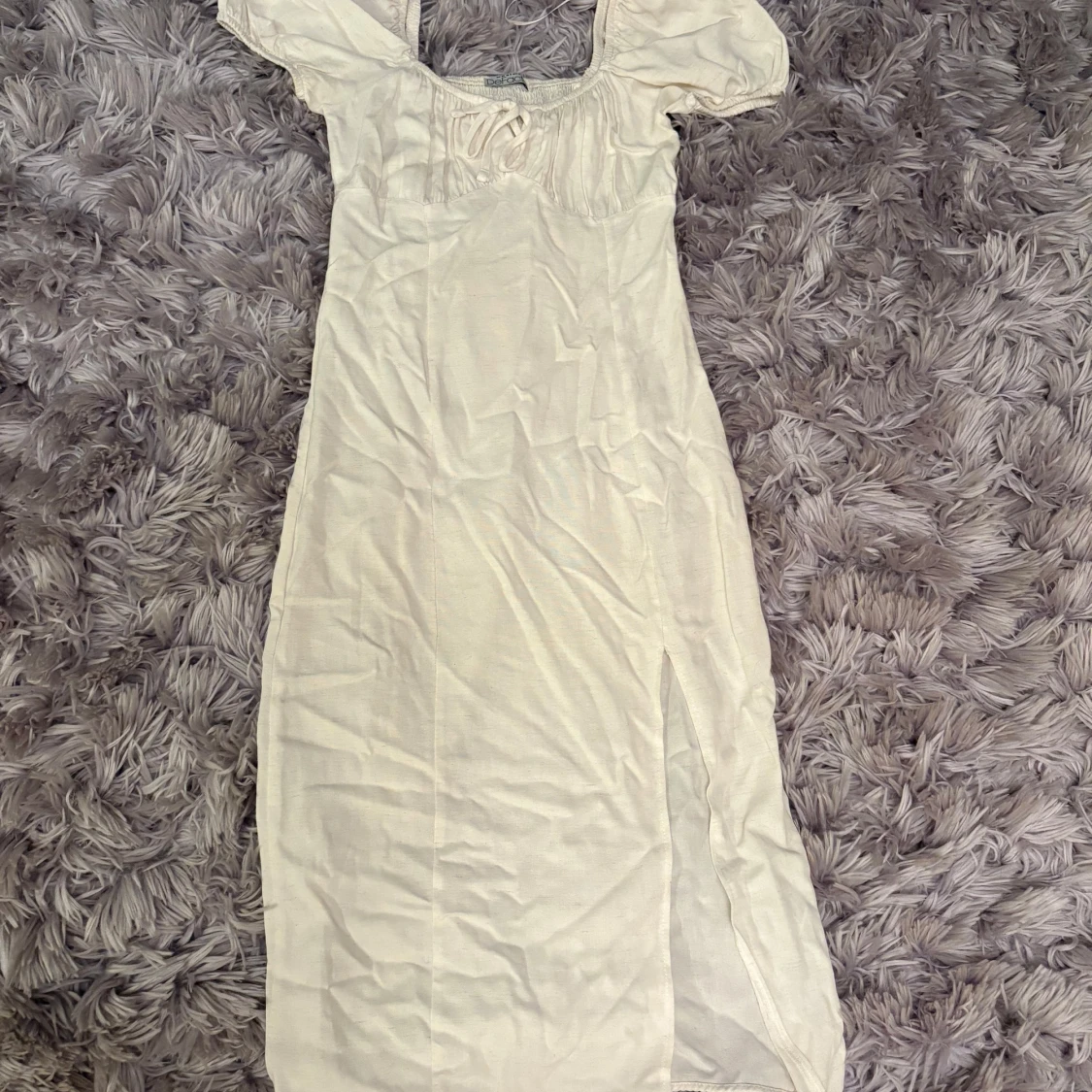 Vit långklänning med puffärmar från DeFacto