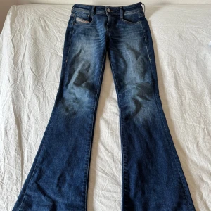 Mörkblå diesel jeans bootcut låg midja - Storlek 24 Längd 30 Mörkblå diesel jeans bootcut låg midja
