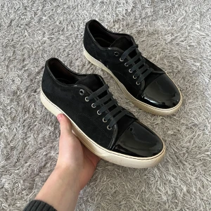 Lanvins  - Ett par sköna svarta Lanvins! | Rikrigt fint skick något mindre tecken på användning som knappast syns! | Storlek UK 8 motsvarande 42-43. | Endast skor! | Ställ gärna frågor innan du köper!