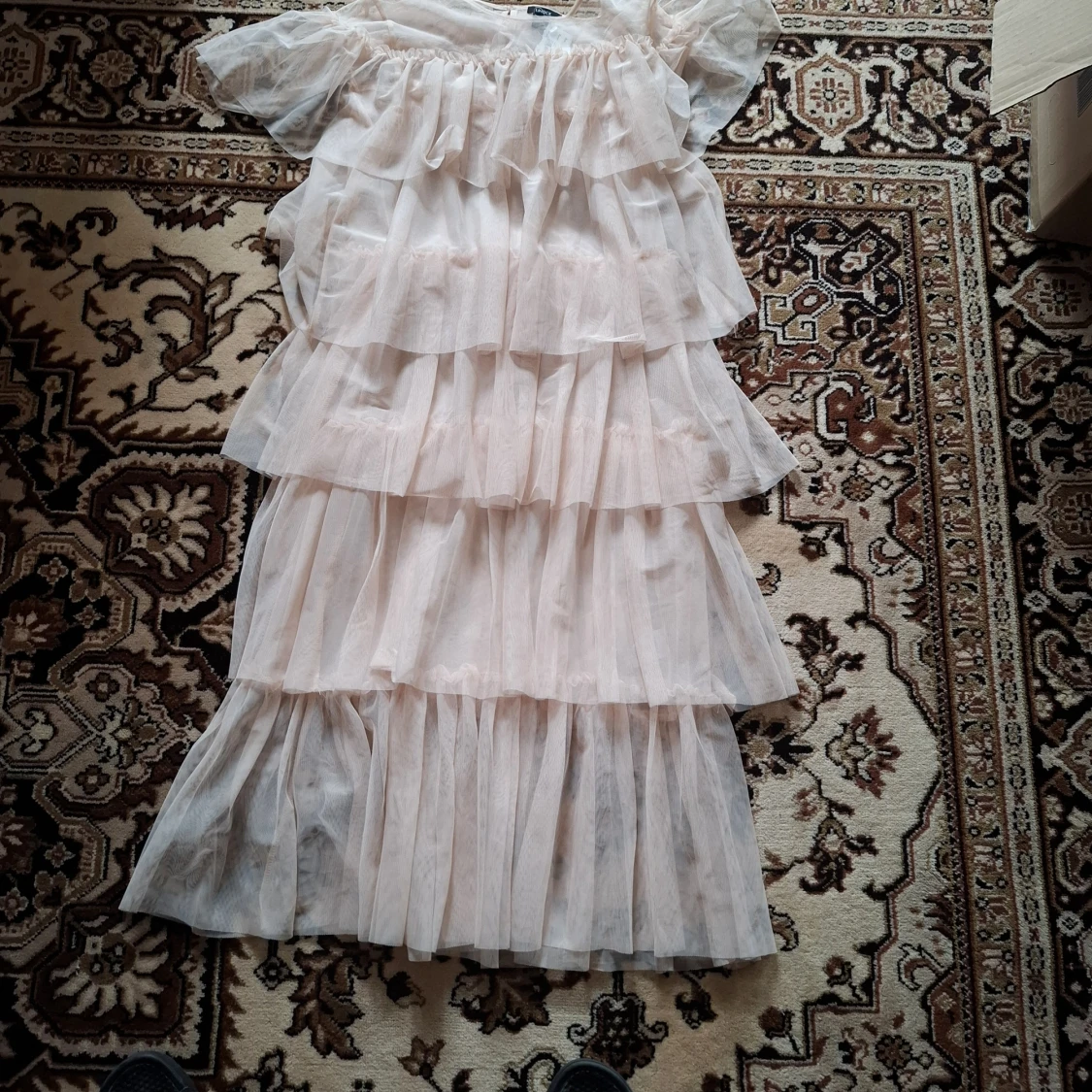 Ljus volangklänning med offshoulder - 1