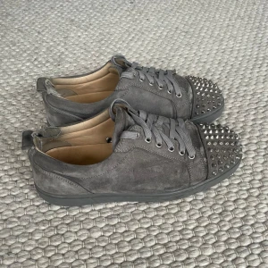 Louboutin skor herr - Louboutin skor herr, bra skick men har dess effekter som syns på bilder (om du är osäker på defekterna så kan du höra av dig), storlek 43