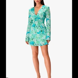 Adoore klänning - Gammal model som ej går att få tag i. Bra skick endast använd 2 gånger. Nypris 1500. Storlek 32 men passar en xs bra. Hör av er för privata bilder. Priset kan diskuteras 