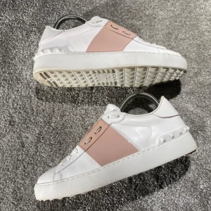 Valentino skor - Hej! Säljer nu mina skor från märket Valentino, storlek 36 bra skick, givetvis äkta. Tveka inte på att höra av dig om du har frågor eller funderingar kring skorna! 