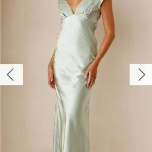 Ljusgrön långklänning från Hello Molly  - Säljer en helt ny balklänning från Hello Molly. Den är oanvänd med tag kvar (finns på bild 4) Köpte fel storlek, så den har inte blivit använd alls.  Den är i storlek XS – Jag är 164 cm och klänningen går ända ner till fötterna. Modellen är slutsåld på hemsidan och väldigt efterfrågad.