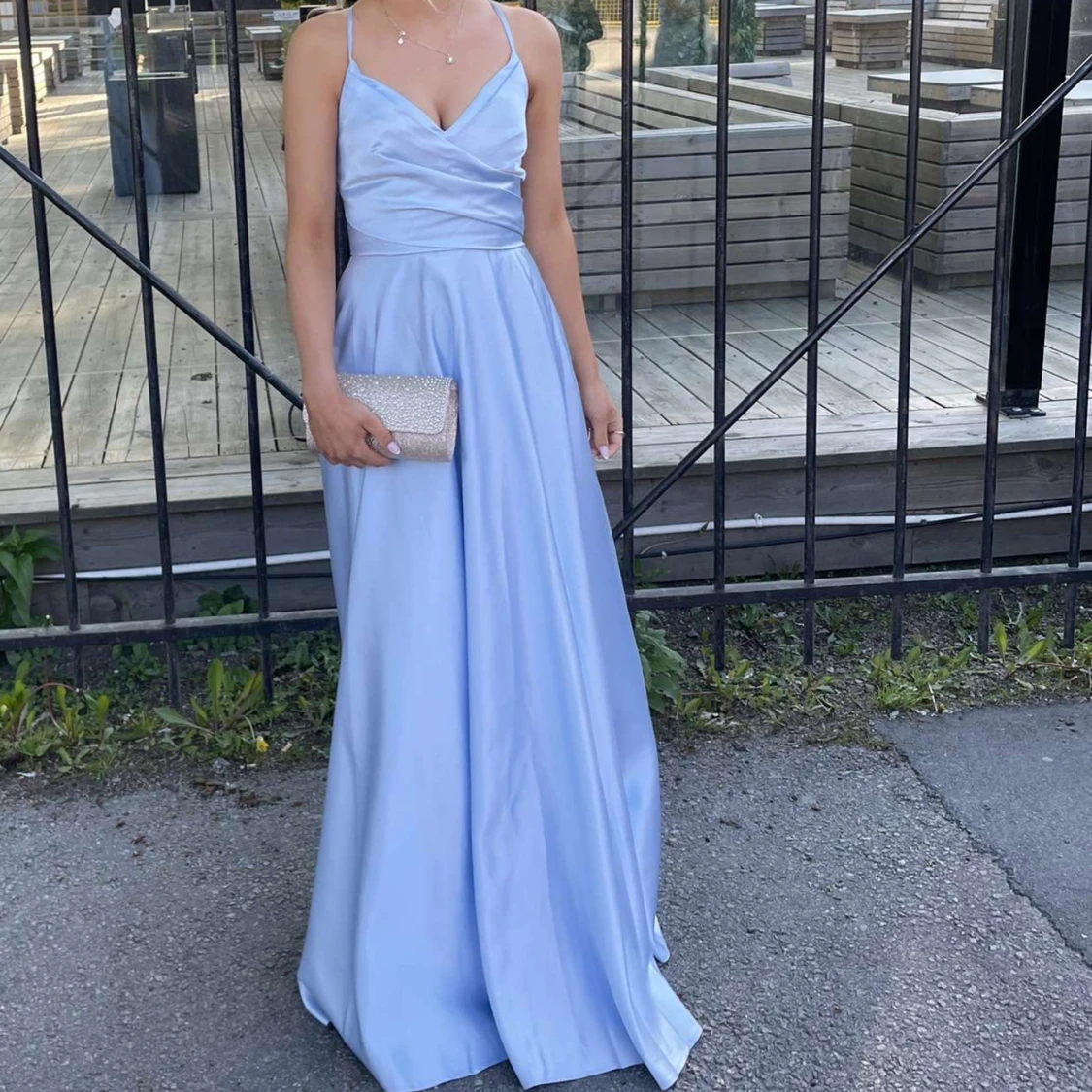 Ljusblå långklänning med slits och snörning i ryggen - 1