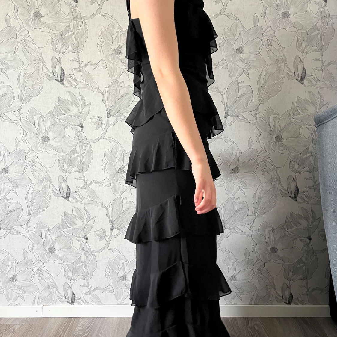 Svart långklänning med volanger - 3