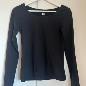 Svart långärmad topp från 157 - En fin tröja från lager 157. Har nästan aldrig används. Köp gärna direkt 🥰