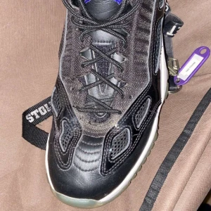 Svarta sneakers från Jordan - Säljer ett par svarta Jordan sneakers med vita och genomskinliga detaljer. Skorna har snörning, rund tå och platt sula. Ovandelen är i en mix av skinn och syntetmaterial med meshpaneler för extra ventilation.