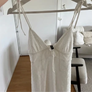 Vit kläning med gulliga ditaljer!💗 - En jätte gullig kläning ifrån h&m med söta ditaljer! Stolek xs💗 Perfekt till skolavslutningen eller annat!💕