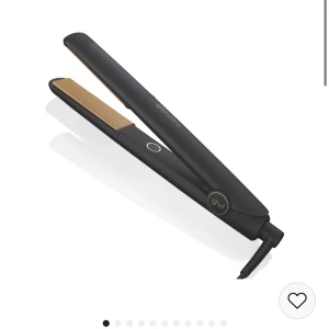 ghd original professional styler plattång - Säljer en svart ghd original professional styler plattång med guldfärgade keramiska plattor. Perfekt för att skapa släta och glansiga frisyrer. Använd max 3 gånger. Säljer för jag vill köpa en annan. Nypris 2199kr