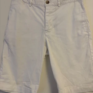Vita shorts från Polo Ralph Lauren - Klassiska vita shorts från Polo Ralph Lauren med normal passform. De har bälteshällor, knapp och dragkedja framtill samt två bakfickor med knappar. Dom är i storlek 10 så passar ungefär 10-14 åringar! 