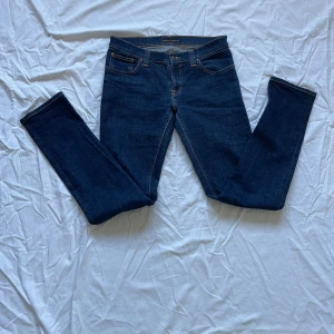 (HELT NYA) utan prislapp mörkblåa nudie jeans! - Säljer ett par mörkblå jeans från Nudie Jeans med klassisk femficksdesign. Jävla skönt material och är helt nya utan prislapp, pris kan diskuteras!