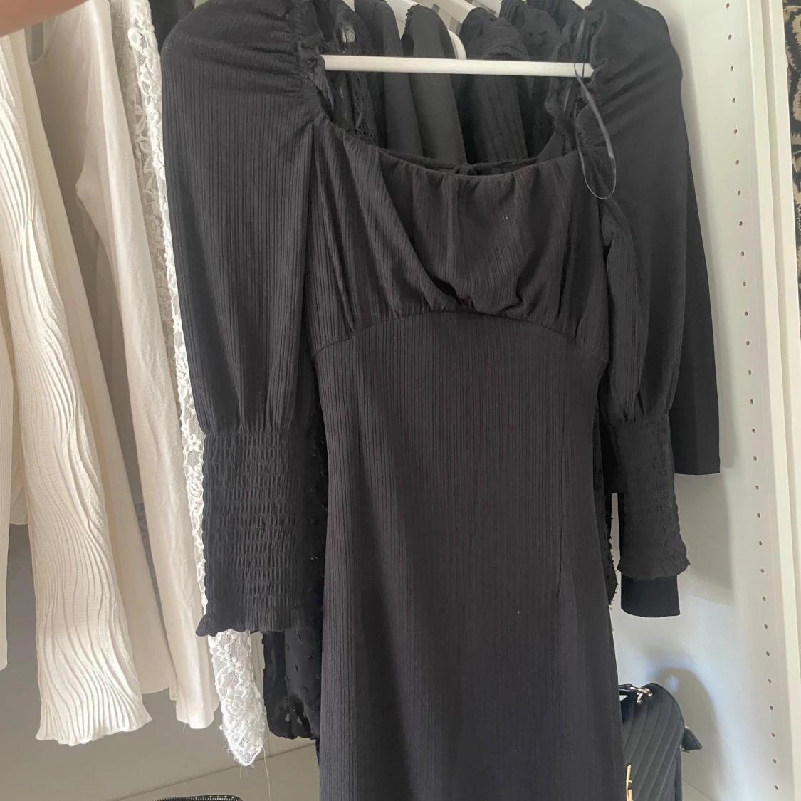 Svart klänning med puffärm och smock