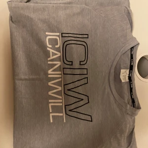 Tränings Tshirt - Använd sparsamt, bra skick på denna inga synliga defekter endast lite nopprig! Storleken är L men är liten i storleken så passar S-M också! Skriv för fler bilder eller funderingar🌸