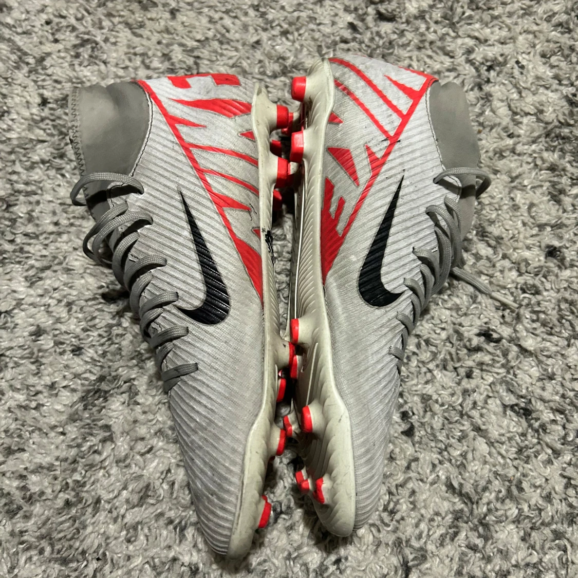 Nike Mercurial fotbollsskor i grått och rött