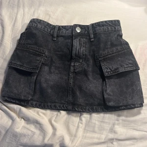 Jeans kjol  - En low wayst jeans kjol från bershka, använd ett få tal gånger. Säljer pågrund av att den blivit för liten. 