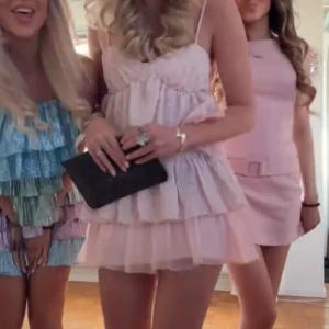 Sommar klänning  - Super söt klänning. Knappt använd och därav säljs den perfekt nu till sommaren. Den har inga defekter eller likande och har även justerbara band 🎀 