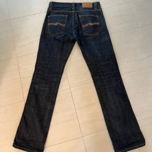 Nudie jeans - Säljer dessa väldigt sjukt snygga Nudie Jeans i modellen Slim Jim. Jättefint skick utan slitage. Storlek 30/32, nypris 1600kr. Hör gärna av dig med frågor eller funderingar!