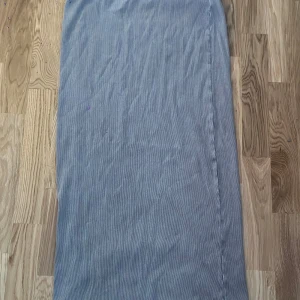 Grå lång kjol från H&M Divided - Urtvättad design köpt 2024