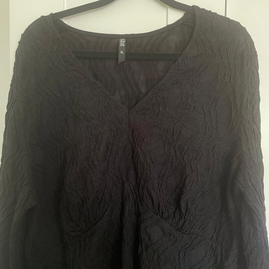 Svart långärmad blus med struktur  - 1