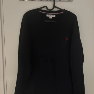 Mörkblå tröja  - Säljer en mörkblå sweatshirt från us polo som inte kommer till användning. Har knappt använt den och den passar både L och M.