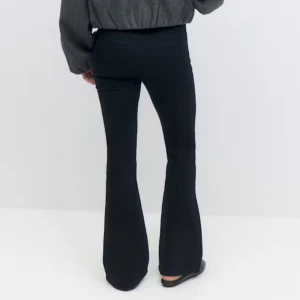 Svarta bootcut jeans från Perfect Jeans - Säljer dessa svarta jeans från Gina tricot. Svarta klassiska jeans med Bootcut, säljer då de är för korta för mig. Inga defekter och använda några gånger. Skriv för fler frågor. Hyfsat Low waist 