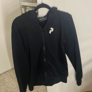 Svart zip hoodie från peak performance  - Svart zip hoodie från peak performance. Stilren och matchar till allt