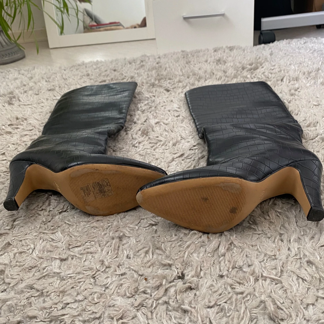 Svarta stövlar med klack och krokodilpräglat mönster - 2