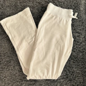 Vita bootcut mjukis🤍🤍 - Sköna, snygga lowwaist mjukisbyxor från Nelly! Storlek S, passar mig som brukar ha S/M/38. Säljes då dom inte kommer till användning och tyvärr är lite långa💗 priset är diskuterbart!!nypris: ca 299kr