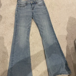 Blå bootcut jeans - Säljer ett par klassiska blå bootcut jeans från H&M då dom inte kommer till användning💗