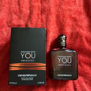 Stronger With You Absolutely Parfym från Emporio Armani - Stronger With You Absolutely är en herrparfym från Emporio Armani. Flaskan är mörkbrun med rundad form och silverfärgad kork. Förpackningen är svart med kopparfärgade linjer och vit text. Innehåller 100 ml.