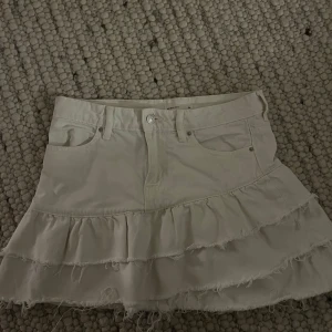 Jeans kjol med volanger  - Säljer denna populära jeans kjol från Gina då den inte passar. Helt slutsåld. Så snygg till sommaren 