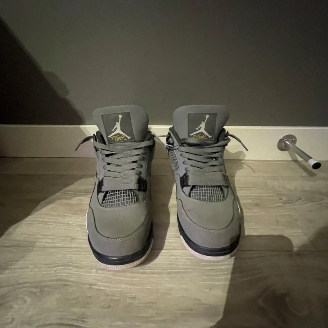 Gråa Air Jordan 4 sneakers