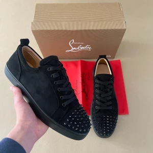 Svarta sneakers med nitar från Christian Louboutin - Säljer ett par svarta sneakers från Christian Louboutin med svarta nitar. Skorna är enbart använda ett fåtal gånger. Pris kan diskuteras vid en snabb affär ✅Byten kan vara intressant 🧐 