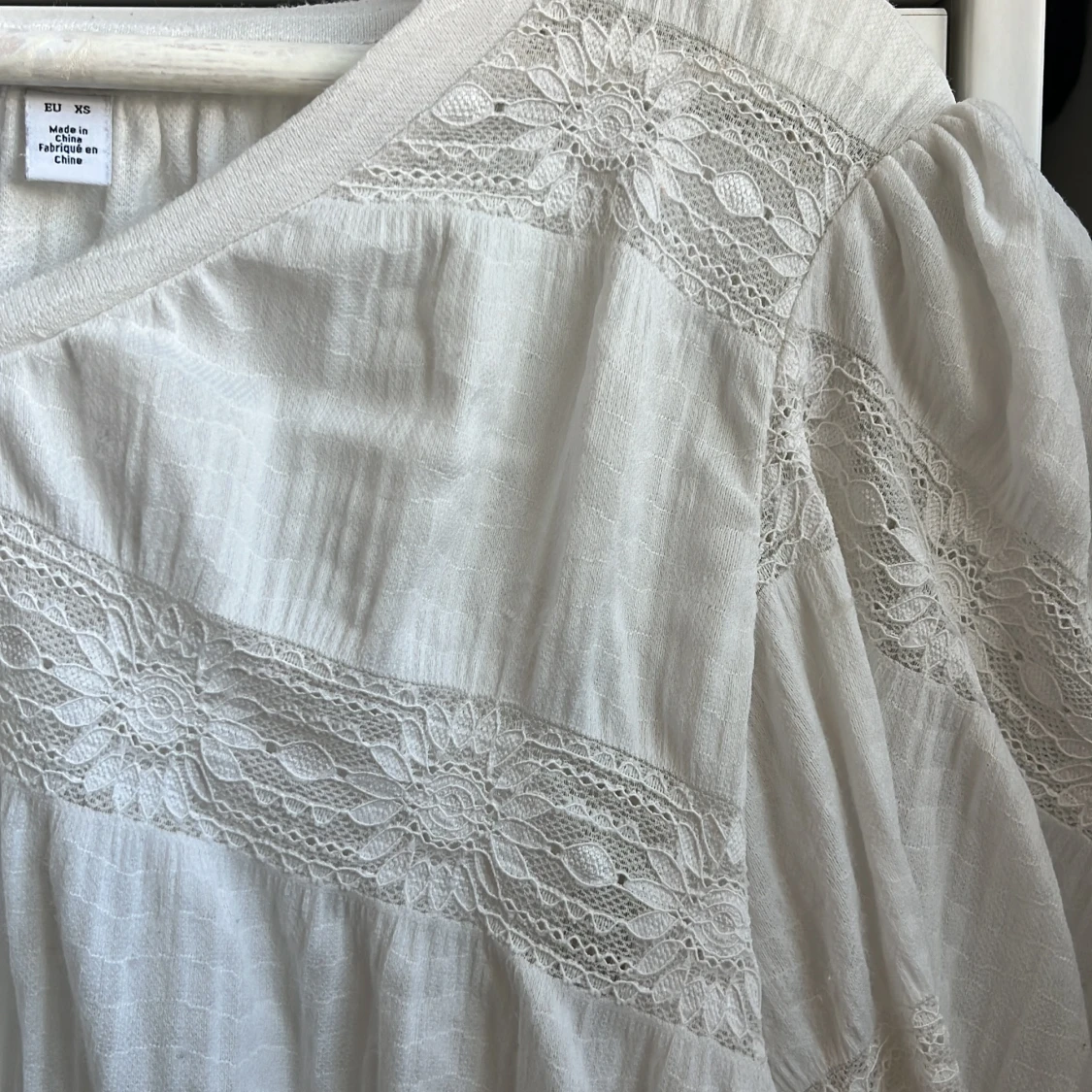 Vit blus med spetsdetaljer från Vila - 2