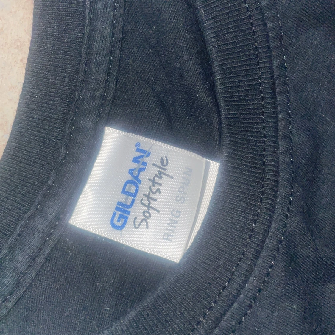 Svart band-tshirt med tryck från Gildan - 2