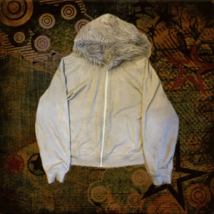 Beige zipper med fuskpäls  - Mysig beige zipper med dragkedja och stor huva kantad med fluffig fuskpäls remade by me⭐️ tröjan har två fickor framtill och en avslappnad passform. Perfekt för en chill och trendig look. Storlek 2 xl sitter såhär på mig som är en storlek M och är 168cm lång.
