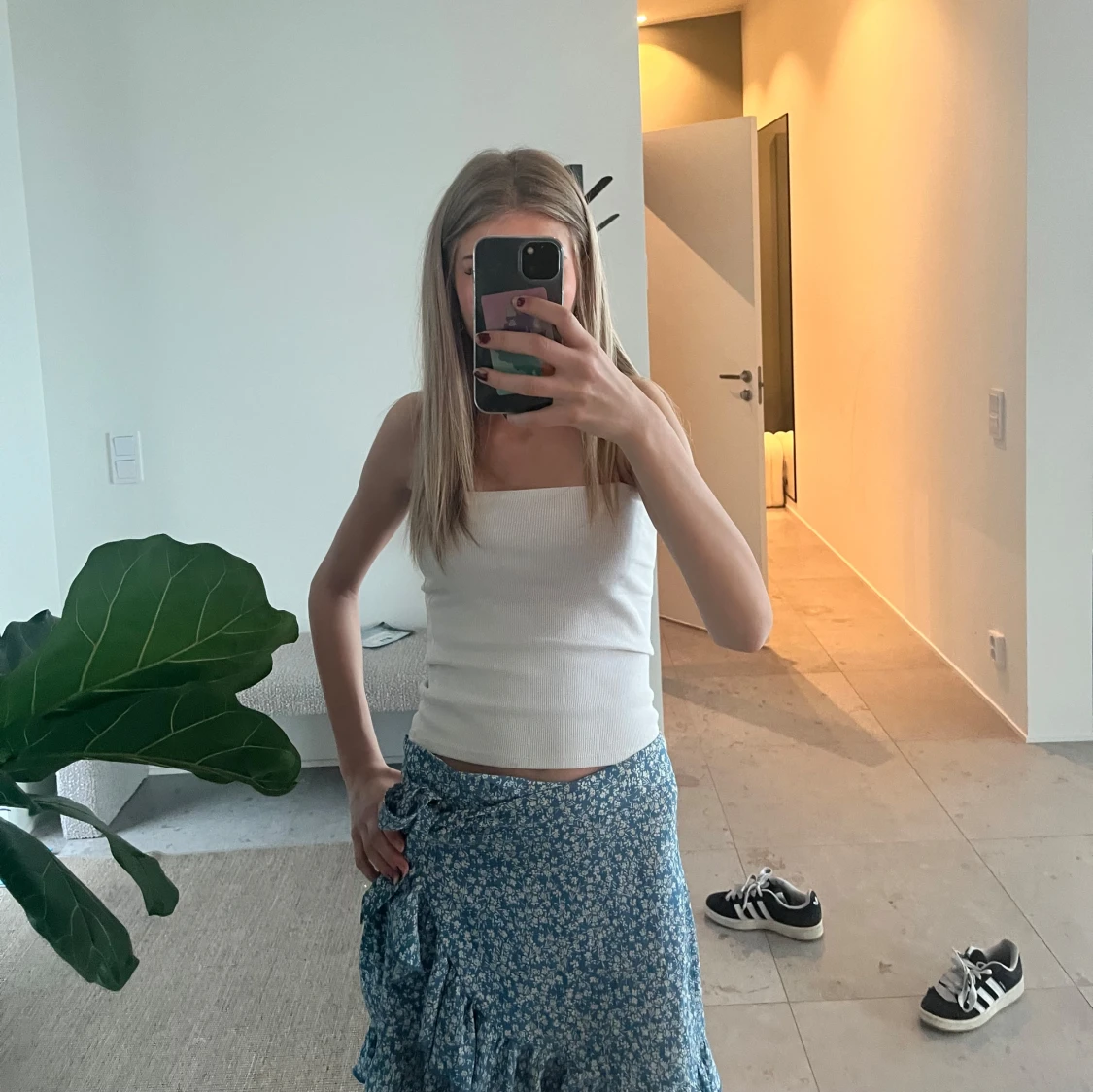 Blå blommig omlottkjol med volang