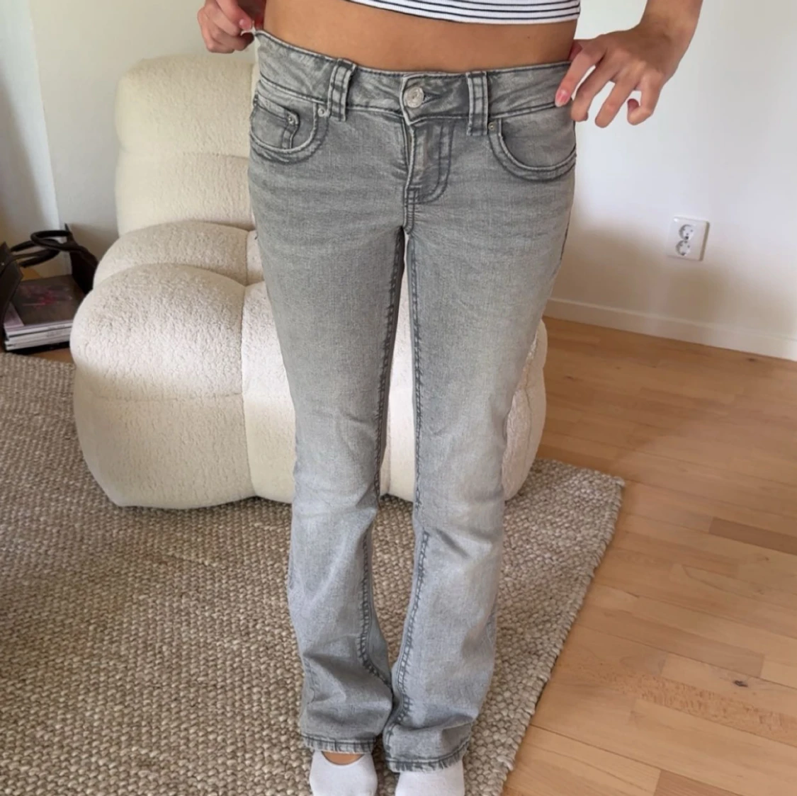 Grå bootcut jeans med fickdetaljer