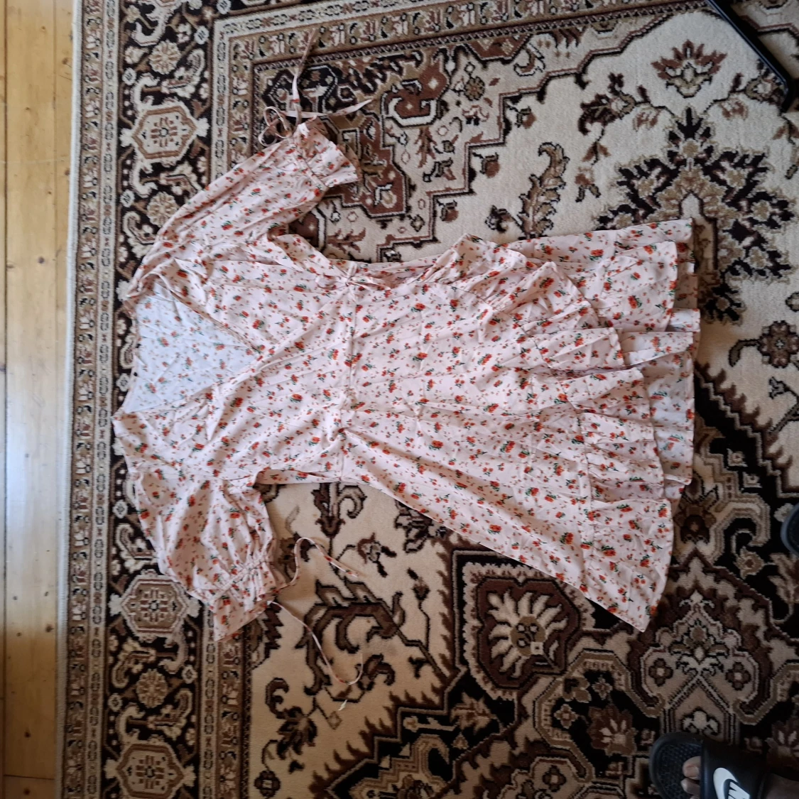 Blommig omlottklänning med volang - 2