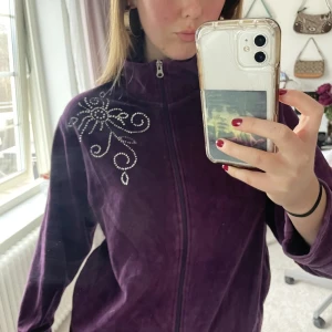 Kofta med dragkedja  - Juicy liknande kofta! Fint tryck med stenar! Perfekt mysig kofta om man vill känna sig lite extra fin:)