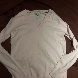 Tommy hilfiger tröja rosa  - Knappt använd ljusrosa stickad Tommy hilfiger💞 så himla skön och snygg!