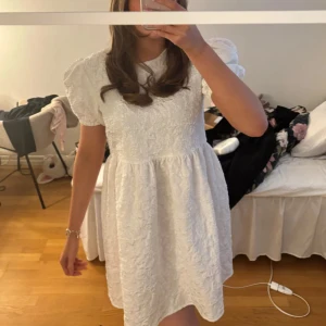 Vit klänning - Superfin vit klänning från BYIC💗Passar perfekt till studenten!!🥰