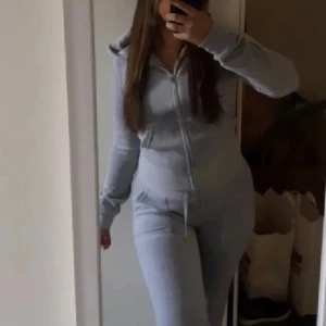 Juicy couture set - Grått set, inga skador, ej nopprigt använt fåtal gånger, koftan i S byxor i M